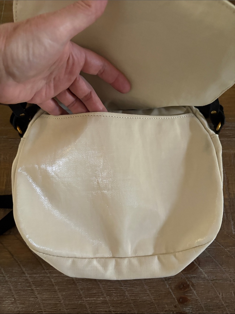 Jack Gomme NWOT Crossbody Bag with Contrasting Black Strap and linen lining. - Picture 8 of 11